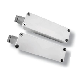 Contatto magnetico di sicurezza per esterni. Contenitore in alluminio pressofuso verniciato adatto ad installazione in esterno: protezione IP65. Tamper antistrappo per parte contatto e parte magnete. 