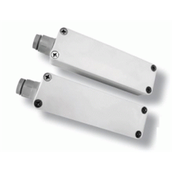 Contatto magnetico di sicurezza per esterni. Contenitore in alluminio pressofuso verniciato adatto ad installazione in esterno: protezione IP65. Tamper antistrappo per parte contatto e parte magnete. 