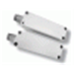 Contatto magnetico di sicurezza per esterni. Contenitore in alluminio pressofuso verniciato adatto ad installazione in esterno: protezione IP65. Tamper antistrappo per parte contatto e parte magnete. 