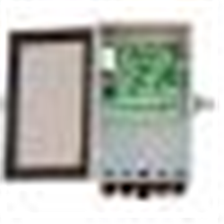 Processore FlexZone-60 in contenitore in alluminio NEMA 4. Fornisce fino a 60 zone indipendenti di rilevazione. Include morsetti di fissaggio.