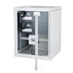 Unità EVAC VES compatta "all in one" 16 zone A/B 32 linee 3.000W (carico audio totale del sistema), amplificatori 6x500W, 6 messaggi simultanei; Alimentatore e caricabatterie in armadio 14U. CPR